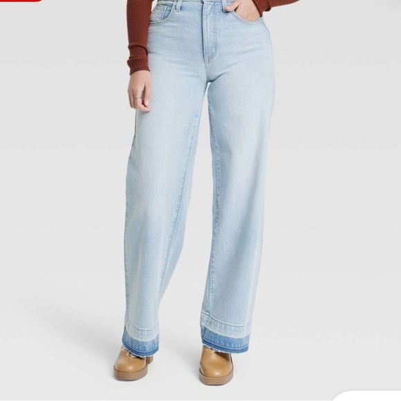 Universal Thread
Women's High Waisted Wide Leg High-Rise Jeans, Light wash short - Picture 4 of 8